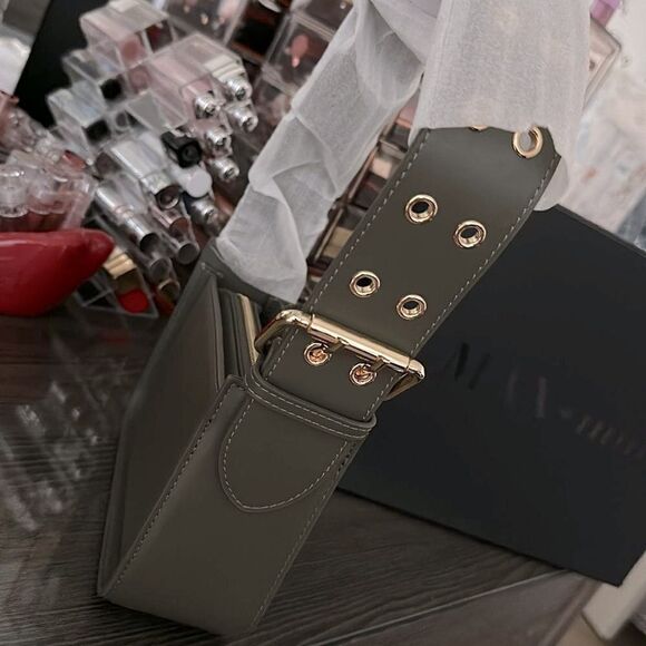 MAX+min The Brooklyn Leather Shoulder Bag Olive - Picture 15 of 17